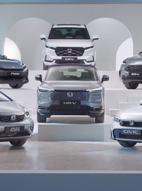 Six Honda cars displayed on podiums, including CR-V, HR-V, ZR-V, Prêle, Jazz, and Civic.