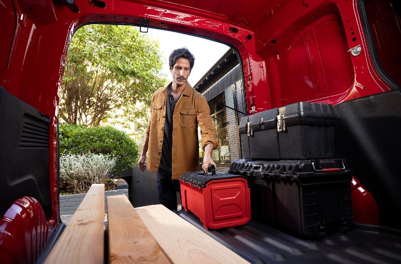 the boot of van with man empty tools