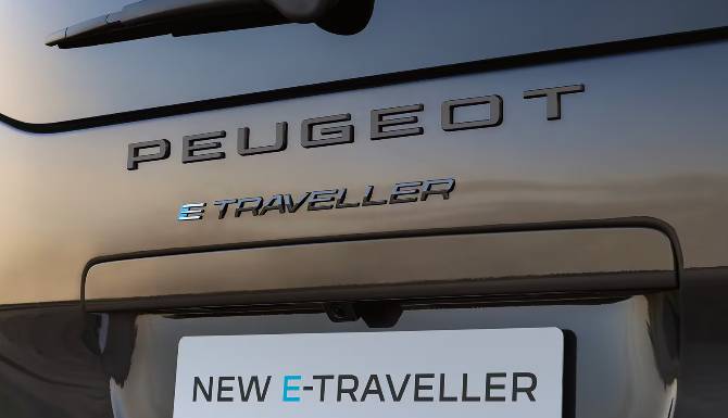 e-traveller from the back