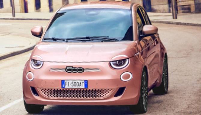 fiat 500 e in pink from the front