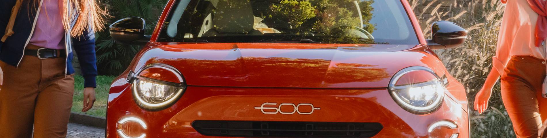 FIAT 600 ELECTRIC FROM THE FRONT CLOSE UP OF LOGO