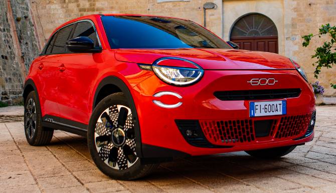 FIAT 600 IN RED FROM FRONT