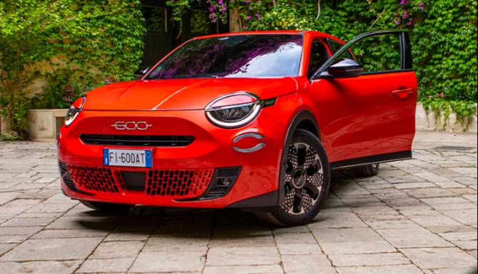 fiat 600 in red from the front