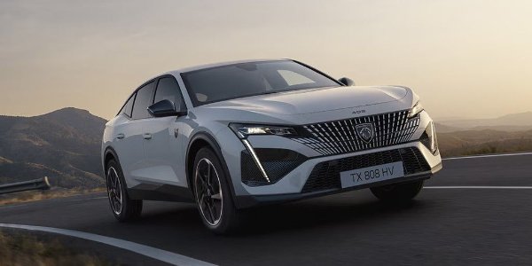Front on shot of the 408 Hybrid driving on an open road