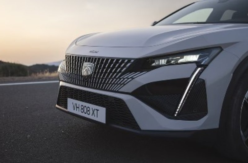 Front shot of the 408 Hybrid lights and grille