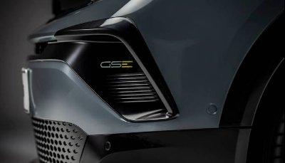 Close-up of rear car section with GSe logo on the side.