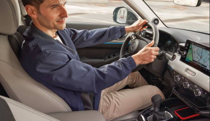 honda hr-v man driving car