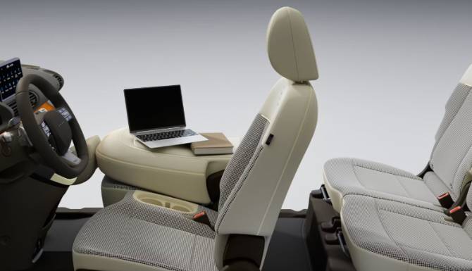 hyundai inster front seats with laptop room
