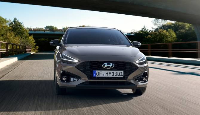 hyundai i30 in grey from front view