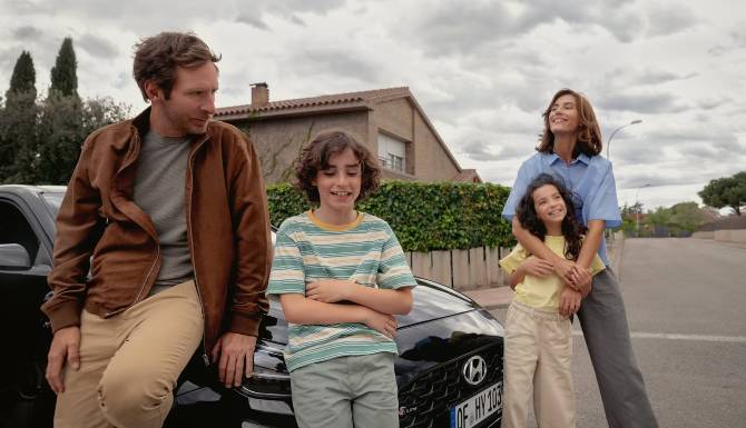 hyundai i30 safety with family in image