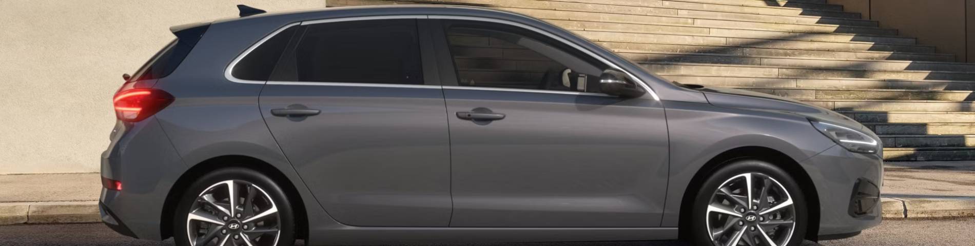 hyundai i30 from the side in grey