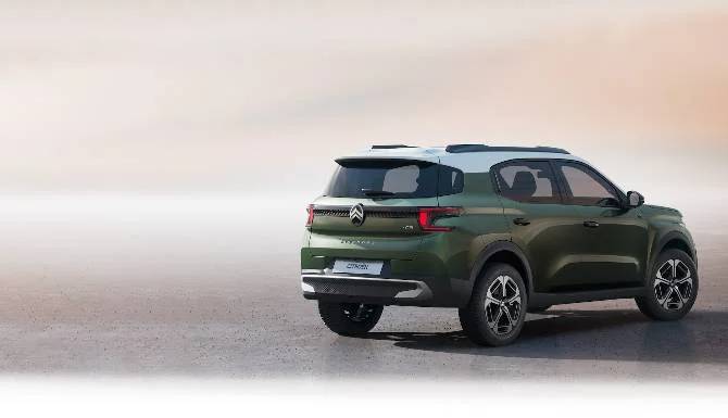 citroen c3 aircross in green from behind