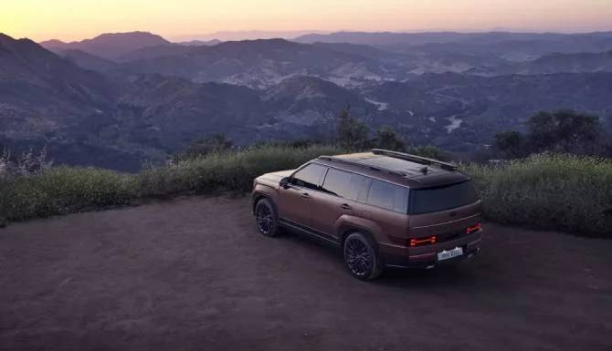 santa fe parked on edge of cliff