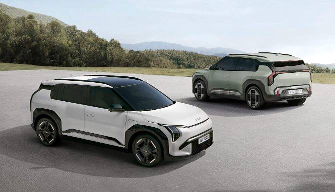 KIA EV3 GT LINE GREEN AND WHITE CAR