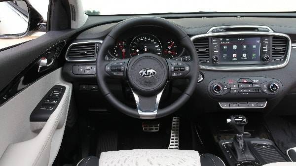 Kia Sorento - interior steering wheel and dash