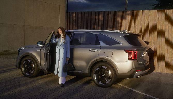 kia sorento woman image