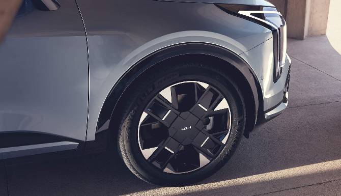 kia sportage alloy wheels close up