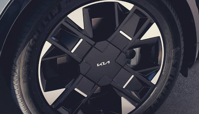 Close-up of a Kia car wheel with a modern geometric design.