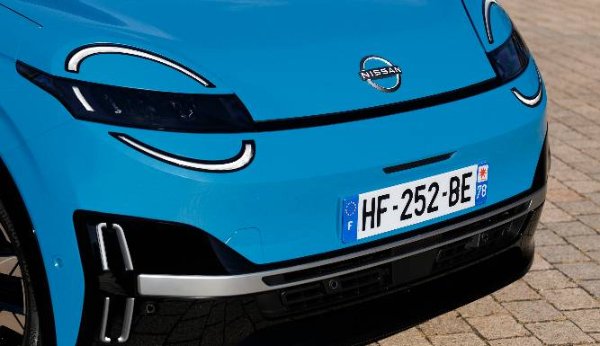 Close-up of a blue Nissan car front with French registration plate HF-252-BE.