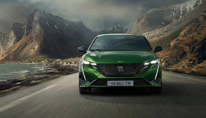 New Peugeot 308 front view lifestyle