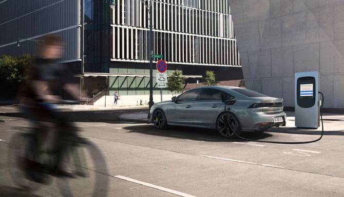 Peugeot 508 PSE on charge in a street