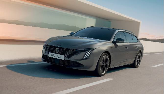 Peugeot 508 SW from the front