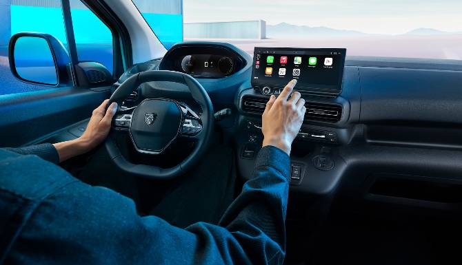 Peugeot E-Expert stay connected
