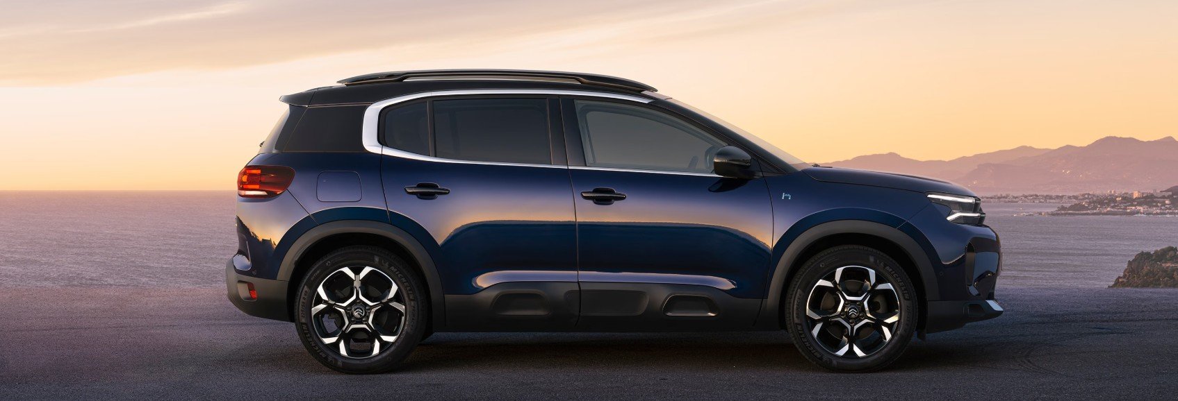Side view of the C5 Aircross in blue