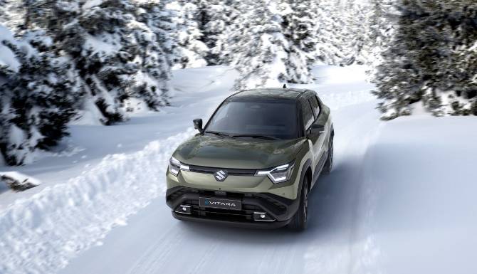 suzuki e-vitara in green in snow