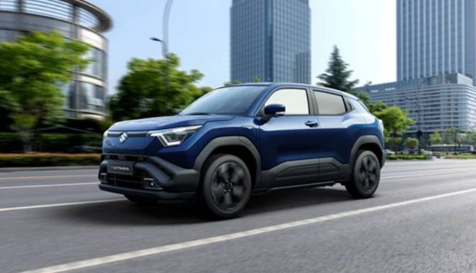 suzuki e vitara in blue on city road