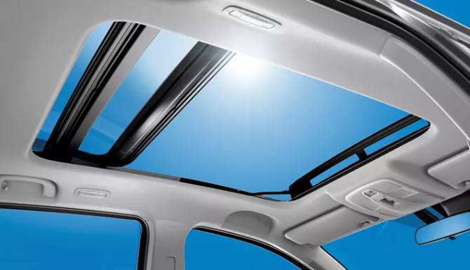Suzuki S Cross panoramic sunroof