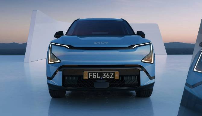 Front view of a blue car with angular headlights and a visible licence plate: FGL 36Z.