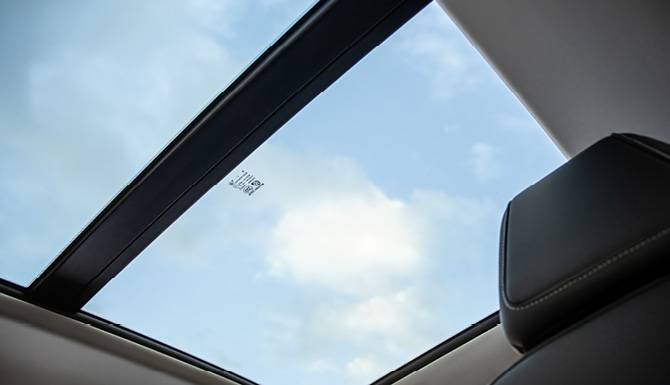 zs ev sun roof